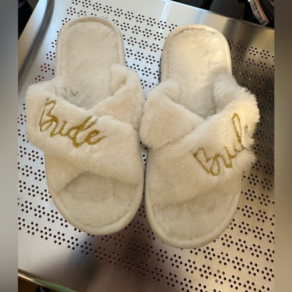 🤍 Bride Fuzzy Slippers – Women’s Size 6–7